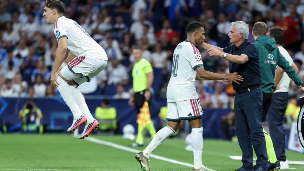 Mourinho Under Pressure as Real Madrid Chase Barcelona Ahead of El Clasico