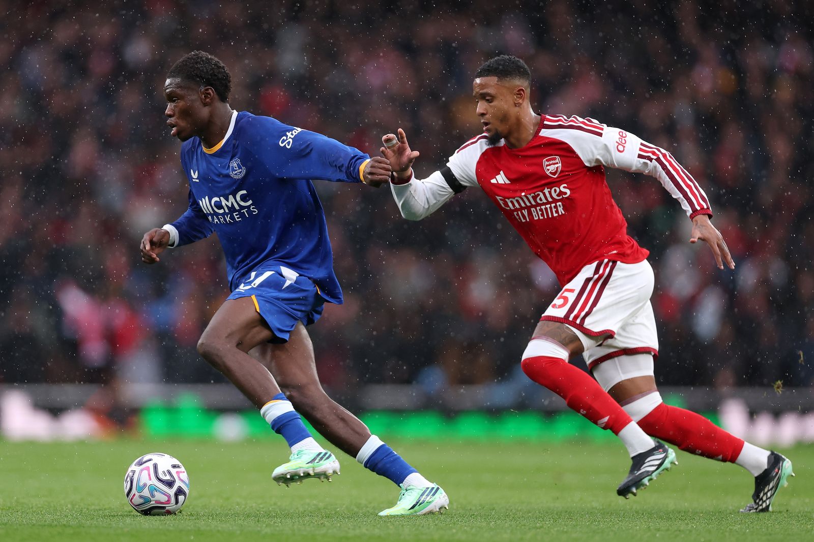 Arsenal Beat Everton to Go Level at the Top
