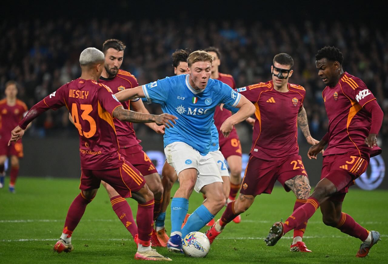 Napoli salvage point after Malen twice puts Roma ahead